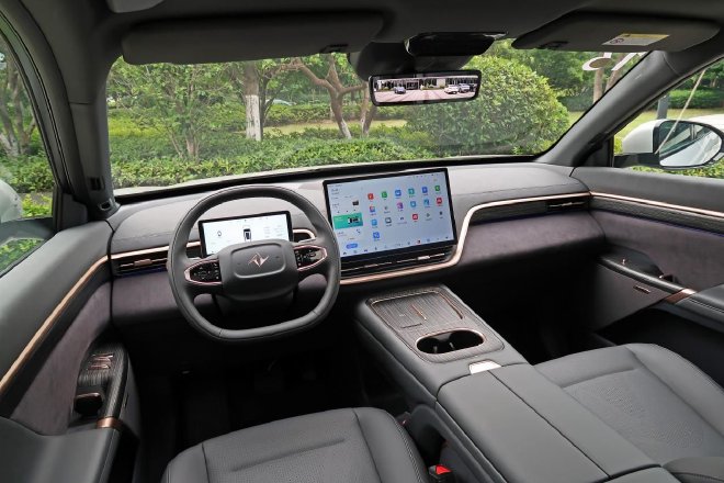 Test drive Dongfeng Yipai e π 008 Extended Range Edition, enjoy a comfortable ride, and be more worry-free for long distances