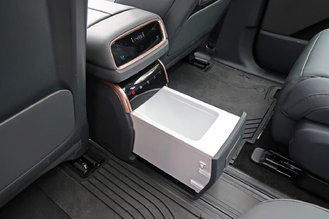 Test drive Dongfeng Yipai e π 008 Extended Range Edition, enjoy a comfortable ride, and be more worry-free for long distances