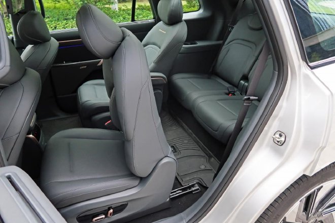 Test drive Dongfeng Yipai e π 008 Extended Range Edition, enjoy a comfortable ride, and be more worry-free for long distances