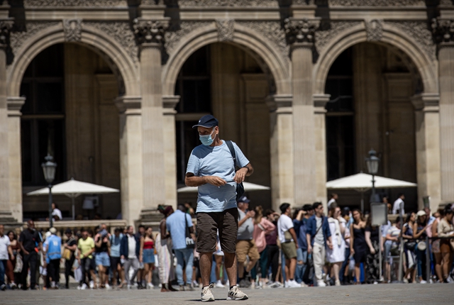 On July 8, a man wearing a mask walked in the Louvre Square in Paris, France. Xinhua News Agency