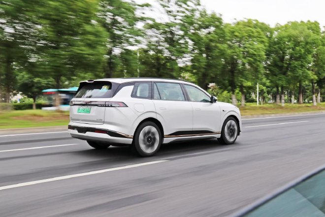 Test drive Dongfeng Yipai e π 008 Extended Range Edition, enjoy a comfortable ride, and be more worry-free for long distances