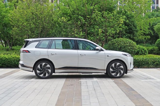 Test drive Dongfeng Yipai e π 008 Extended Range Edition, enjoy a comfortable ride, and be more worry-free for long distances