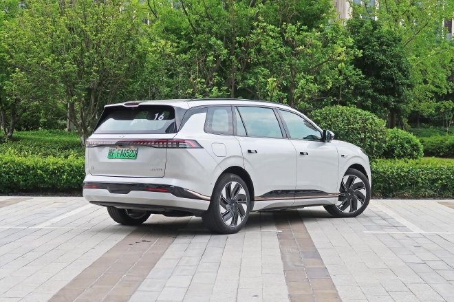 Test drive Dongfeng Yipai e π 008 Extended Range Edition, enjoy a comfortable ride, and be more worry-free for long distances
