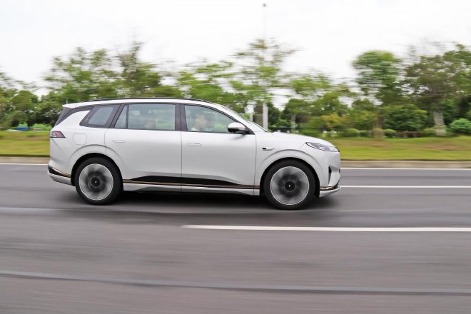 Test drive Dongfeng Yipai e π 008 Extended Range Edition, enjoy a comfortable ride, and be more worry-free for long distances