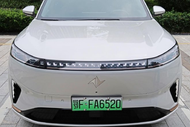 Test drive Dongfeng Yipai e π 008 Extended Range Edition, enjoy a comfortable ride, and be more worry-free for long distances