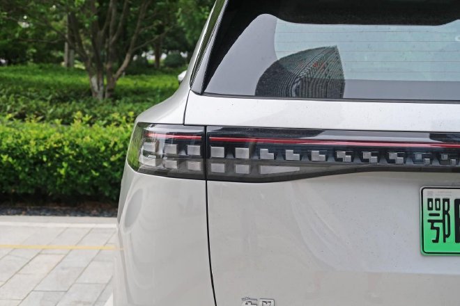 Test drive Dongfeng Yipai e π 008 Extended Range Edition, enjoy a comfortable ride, and be more worry-free for long distances
