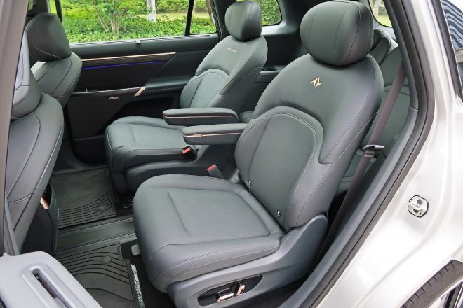 Test drive Dongfeng Yipai e π 008 Extended Range Edition, enjoy a comfortable ride, and be more worry-free for long distances