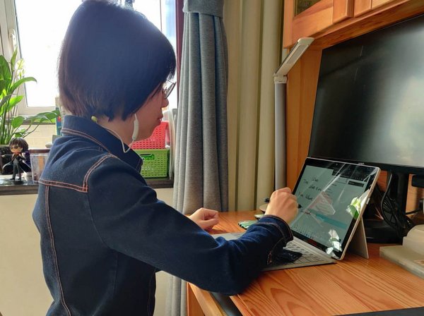 Gloria, a teacher of Wall Street English in Beijing VVIP Middle School, teaches online. Gloria, a teacher of Wall Street English in Beijing VVIP Middle School, teaches online.