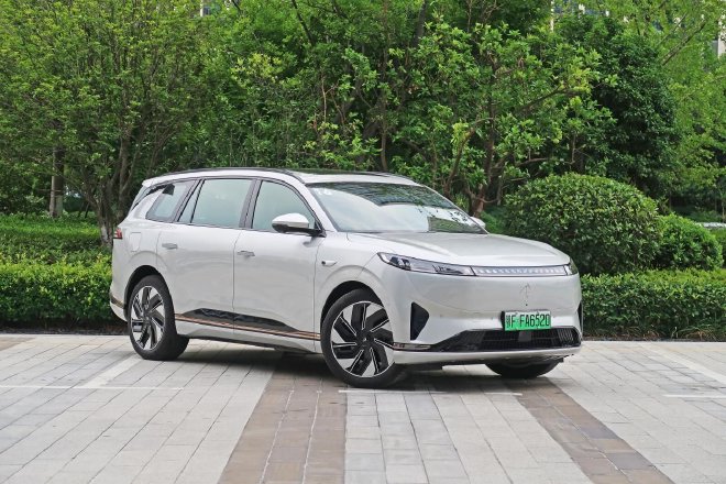 Test drive Dongfeng Yipai e π 008 Extended Range Edition, enjoy a comfortable ride, and be more worry-free for long distances