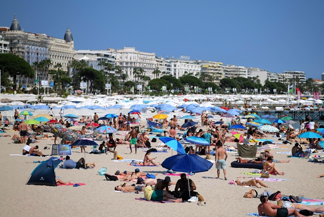 People cool off at the seaside in Cannes, France. Xinhua News Agency
